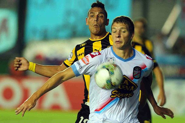 Arsenal visita a Peñarol para meter un pie en octavos