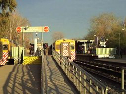 un hombre mato de un tiro a su ex esposa y luego se arrojo debajo de un tren un hombre mato de un tiro a su ex esposa y luego se arrojo debajo de un tren