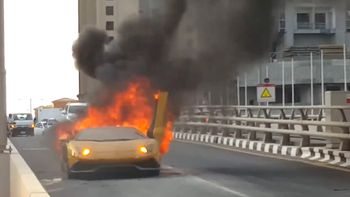acelero su lamborghini y se le incendio: mira como quedo