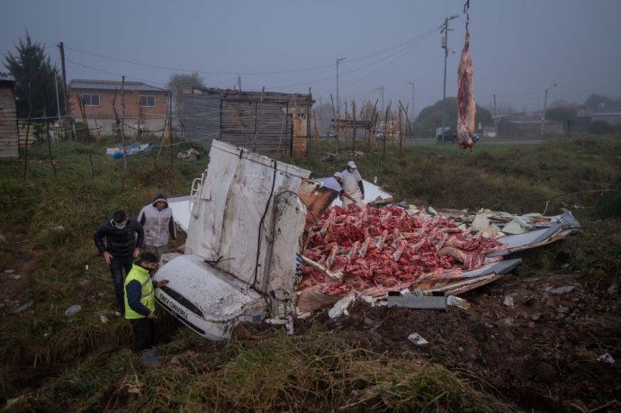 Mar del Plata: volcó un camión frigorífico y su carga quedó en la ruta