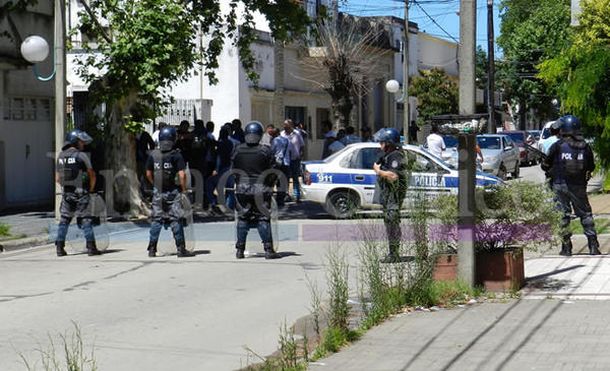 Violentos incidentes dejan tres heridos en la UOCRA de Zárate