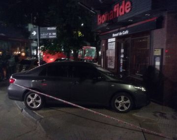 Así quedó el Toyota Corolla incrustado contra el comercio