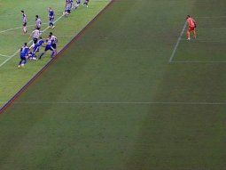 Por una rodilla: las imágenes del VAR del gol anulado a Boca