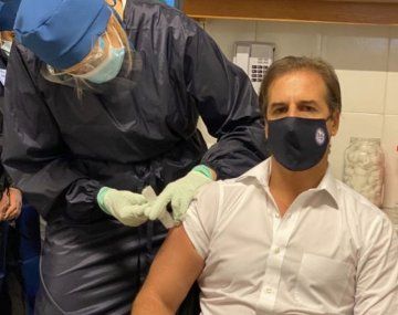Lacalle Pou recibió la primera dosis de la vacuna en pleno pico de la pandemia en Uruguay