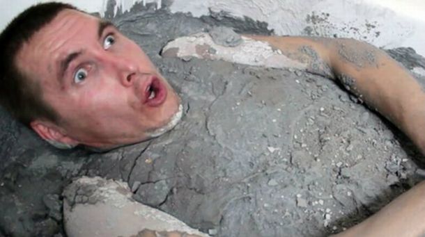 Un hombre se metió en una bañadera con cemento fresco y se pegó un susto