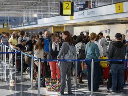 Suspenden vuelos por incendio