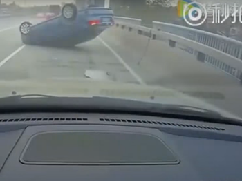 VIDEO: Se quiso cambiar de carril, pero no vio que había otro auto y volcó