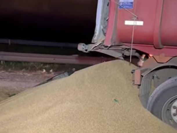 La carga de uno de los camiones quedó esparcida sobre la calzada 