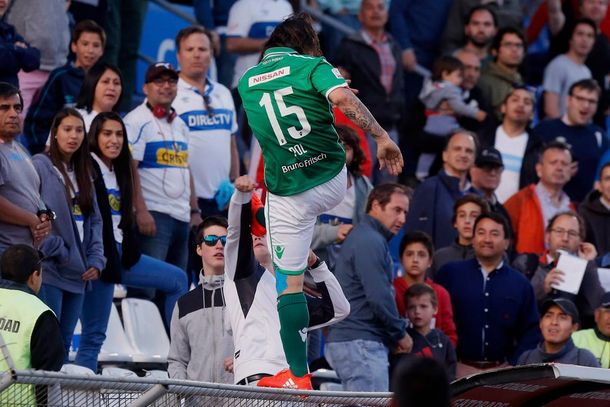 Sebastián Pol fue detenido por la policía de Chile tras agredir a un hincha. Foto: Agencia UNO.
