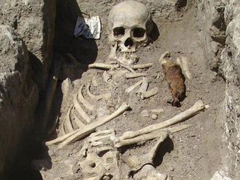 ¿Vampiros? Encuentran un cadáver con una estaca en Bulgaria
