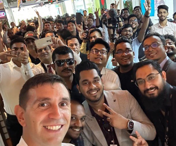 Como un rockstar: la curiosa visita del Dibu Martínez a Bangladesh