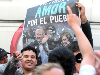 Vigilia militante y mensajes de apoyo para la Presidente