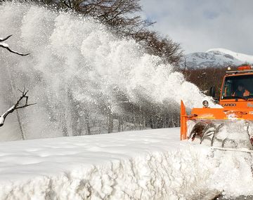 Cortaron la ruta de los Siete Lagos por las fuertes nevadas