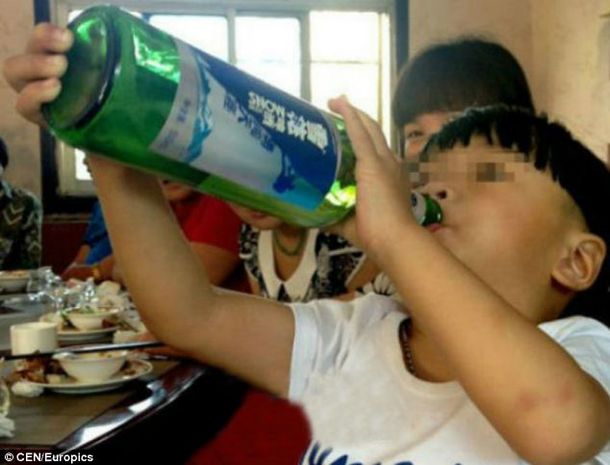 De terror: un niño chino de 2 años ya es alcohólico