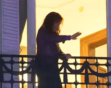 Cristina Kirchner volvió a salir al balcón en el marco de una nueva marcha de Ni Una Menos.