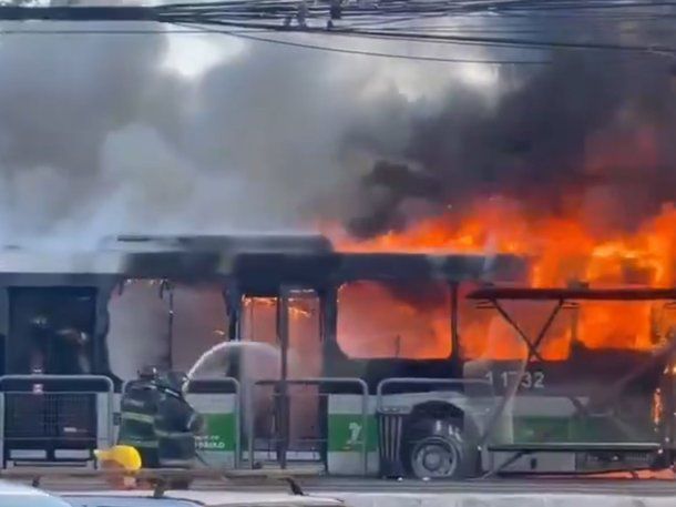 Tragedia en San Pablo: una avioneta se estrelló en plena avenida y murieron al menos dos personas
