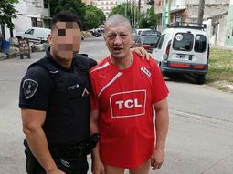 Pity Álvarez junto a un oficial de policía