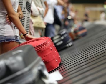 Llevaba los testículos de su esposo en una valija y la detuvieron en el aeropuerto