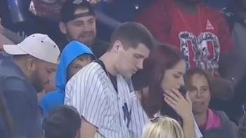 video: quiso pedirle casamiento a la novia pero se le cayo el anillo en pleno estadio video: quiso pedirle casamiento a la novia pero se le cayo el anillo en pleno estadio