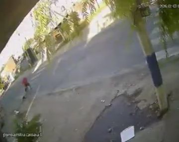 Simuló que esperaba el colectivo y arrastró a una mujer por la calle para robarle