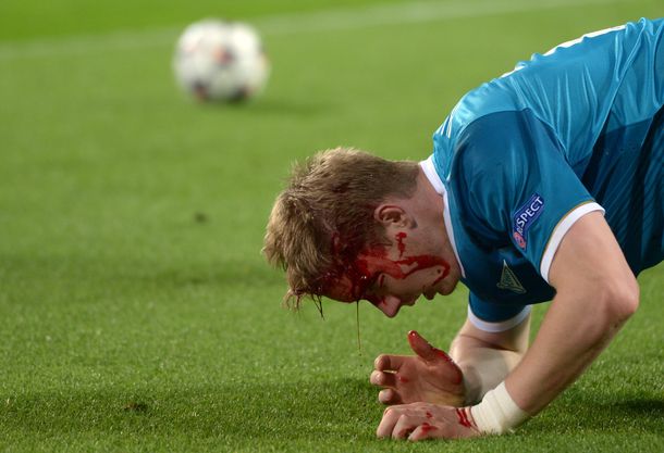 Quedó knock out: mirá la terrible agresión a un jugador en la Champions League
