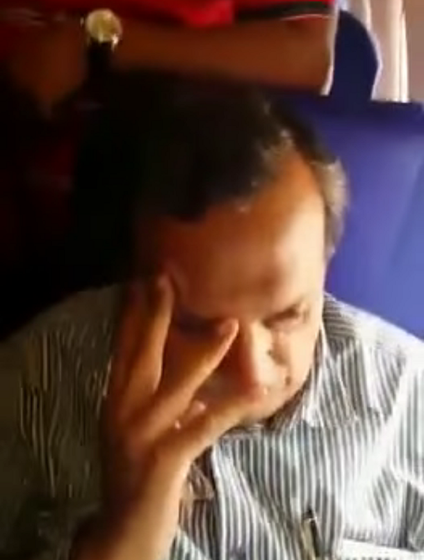 Un hombre acosó a una mujer en un avión y ella lo escrachó: mirá el video