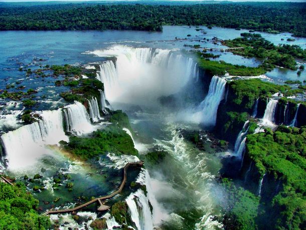 Cataratas: Una novela con Iguazú, el Conicet y terroristas como protagonistas