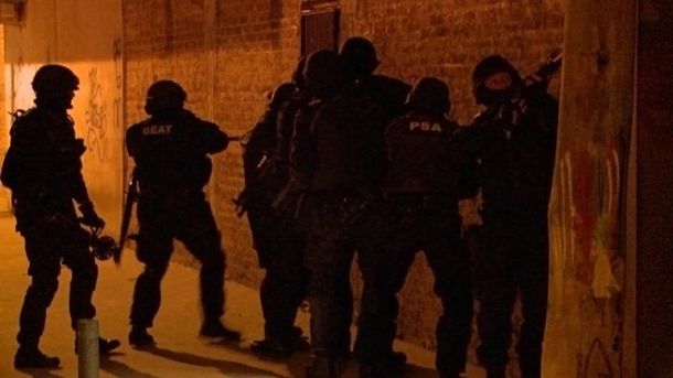 Un sospechoso por narcotráfico se disparó en la boca durante un allanamiento