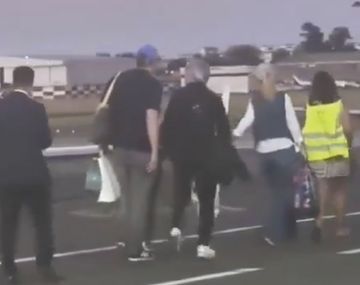 Buscan saber quién pagó el vuelo privado de Adorni a Punta del Este