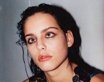 ¿Quién es la modelo bizca que brilla en Europa?