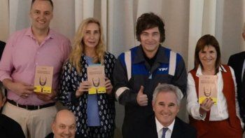 cuanto cuesta y de que trata el libro que milei regalo a sus ministros por fin de ano cuanto cuesta y de que trata el libro que milei regalo a sus ministros por fin de ano