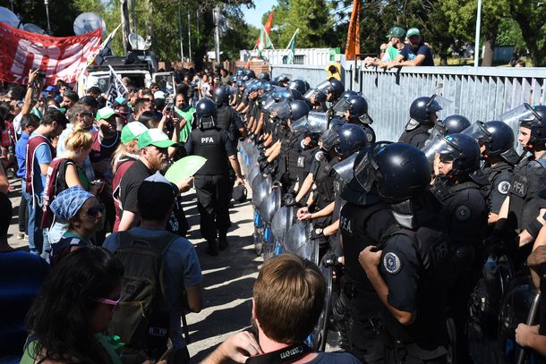 El gobierno militarizó el INTI tras los despidos