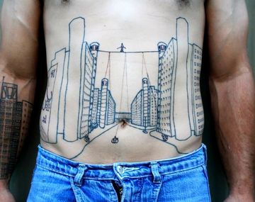 Se tatuó el momento en que un artista caminaba a 40 metros de altura