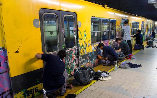 #Rompepaga: grafiteros fueron obligados a limpiar su arte subterráneo