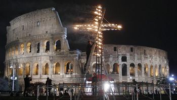 el papa francisco encabezo el via crucis en roma el papa francisco encabezo el via crucis en roma