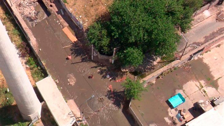 Un desborde cloacal formó un río de agua servida en Córdoba y los vecinos se quejan del mal olor