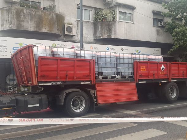 Derrame químico en Villa Devoto: un camión volcó un tambor con mil litros de ácido