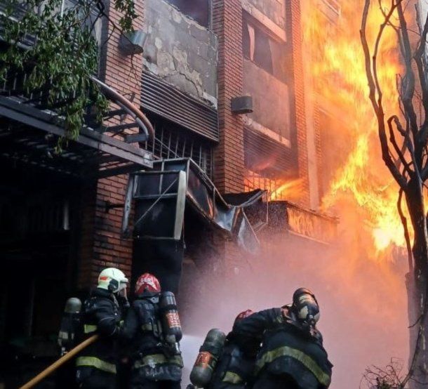 Explosión e incendio en Caballito por un escape de gas: impactantes imágenes