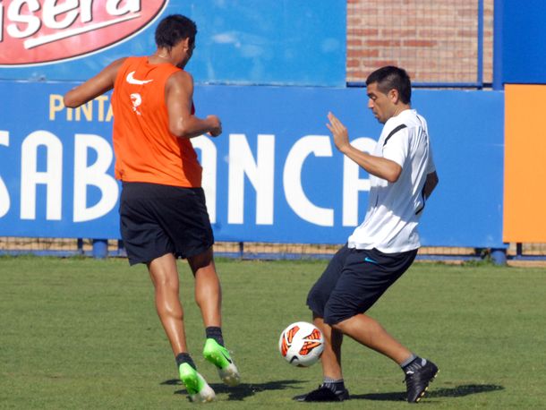 Riquelme se entrenó con los titulares y acelera el regreso