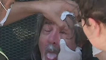 un jubilado fue ferozmente atacado con gas pimienta en medio de la marcha en congreso un jubilado fue ferozmente atacado con gas pimienta en medio de la marcha en congreso