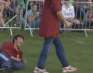 Realizan un extraño campeonato de patadas en Reino Unido