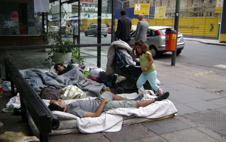 Crece la cantidad de gente durmiendo en las calles por la pobreza