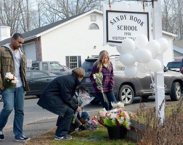 Sobrevivientes de la escuela de Newtown vuelven a clase