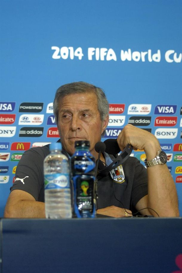 En solidaridad con Luis Suárez, Tabárez renunció a su cargo en la FIFA