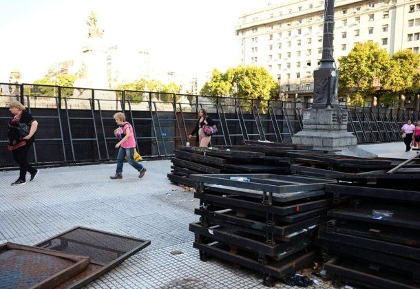 El Congreso, vallado en la previa a una nueva marcha de jubilados. Foto: NA. El Congreso, vallado en la previa a una nueva marcha de jubilados. Foto: NA.