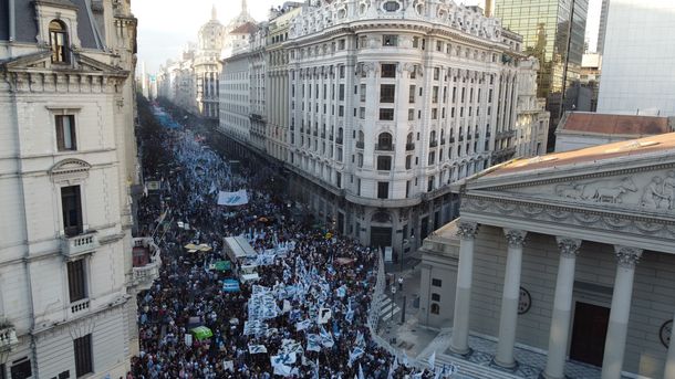 Democracia para siempre: las fotos del acto en Plaza de Mayo