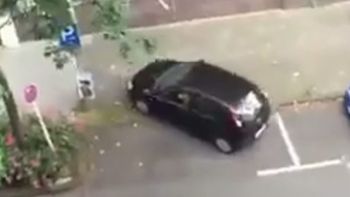 video: un conductor lucha para estacionar, no puede, se frustra y se va video: un conductor lucha para estacionar, no puede, se frustra y se va