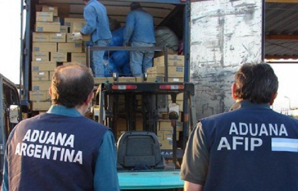 Sospechoso hallazgo de Aduana: seis mil dólares ocultos en una importación de revistas