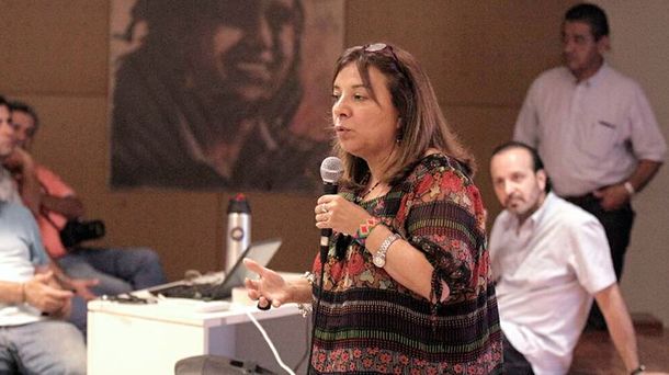 La ministra de Educación de Santa Cruz le habló los jóvenes y a las jóvenas