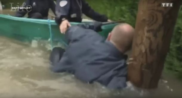 VIDEO: Tres policías franceses pasan vergüenza sobre un barco